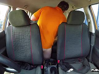 Amateur ebony babe gets her pussy pounded in a car
