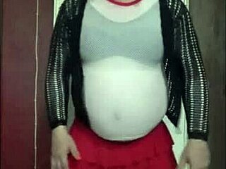 Crossdressing bisexual sissy gay boy mark wright chats with hater about filming pissing in mouth