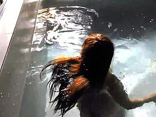 亚洲黑发妹泳池户外巨屌口爆