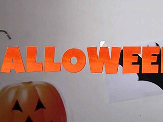 Uma noite halloween na minha casa que surpresa essa linda novata gostosa faz brincadeira doce travessura chupando o meu pau e rebolando isso halloween 2022