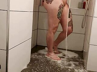 Blonde bombshell: Masturbating in the shower
