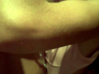 dei gostoso na cabine e ainda deixei o comedor gozar na minha boquinha