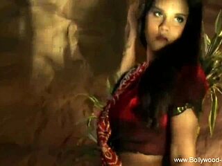 Classic Indian beauty reveals all in stunning nude display