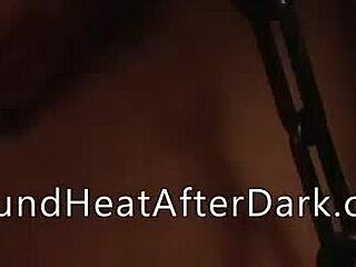 被绑的金发奴隶被无情女同女主人支配，在BDSM惩罚中