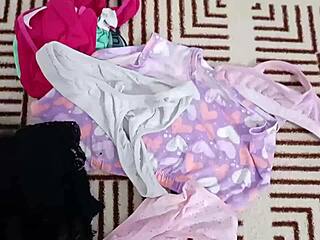 Increible Mi Madrastra Me Descubre Llenando De Leche Sus Pantis Cuando Estaba Apunto De Acabar Ella Llego Y Me Vio La Polla Despues Me Mostro Su Culo Gordo Para Que La Follara