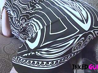 纹身骚妹继女熟女大战巨型BBC