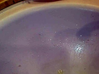 火辣屁股灌红肠尿超激烈喷射释放！