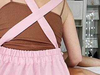 Deep Depilation on a Stunning Girl's Body