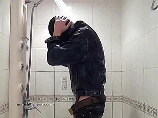 hey, der master in jeans wäscht sich im bad!