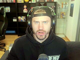 Risque asian slut performs solo webcam show