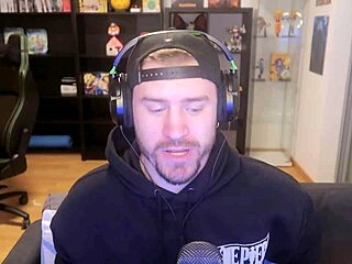 Risque asian slut performs solo webcam show