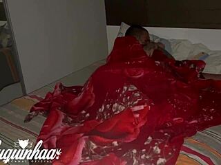 Fudendo com minha amiga dbabygirl1 em baixo dos lençóis para ninguém ver