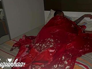 Fudendo com minha amiga dbabygirl1 em baixo dos lençóis para ninguém ver