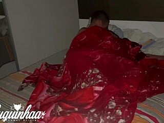 Fudendo com minha amiga dbabygirl1 em baixo dos lençóis para ninguém ver