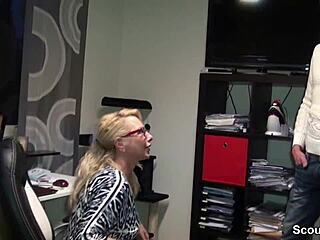 熟女诱惑女儿体育教练开干