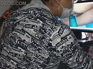 Chica pornera es pillada en su lugar de trabajo editando sus videos para poder subirlos es tan descarada que invita al usuario a tener sexo