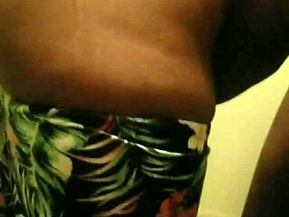 两个黑骚货POV吸黑人大屌！