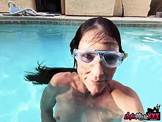 棕发熟女Sofie Marie水下玩骚逼玩具自慰