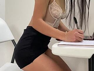 Paisa de medellin recibiendo placer con su juguete squirting masturbation solitario