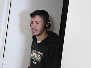 Security Guard Uses Baton and Cock on Office Boy in Brazil