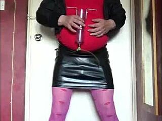 Bisexual crossdresser feeds on pee and swallows it all