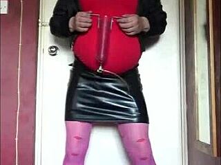 Bisexual crossdresser feeds on pee and swallows it all