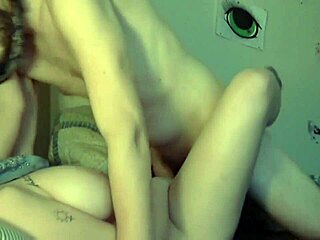 amateur webcam babe shows natural tits