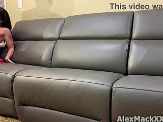 白男后台狂干性感黑发妹子