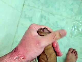 Batendo Punheta No Banho