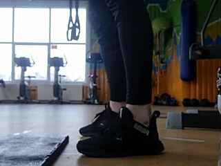 young female shakes ass in gym