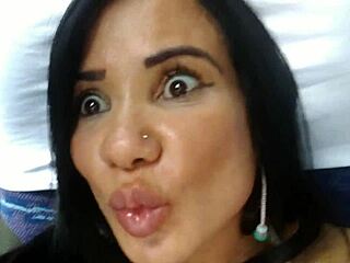 Tesão no busão pra SP! Bianca toca flauta de novo. Quer ver mais no XV Red? Veja como ela se entrega no anal com tesão. Quem resiste a essa brasileira?