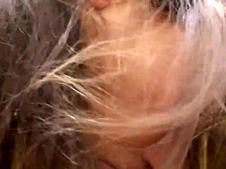 变态熟女被猛干嘴里塞满鸡巴