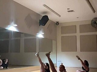 美女熟女内衣紧臀首抖屁股诱惑