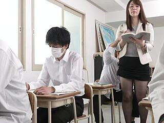 日本熟女Chisato Shoda吸大奶时喷水在安静课堂