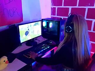 mi hermanastro me descubre en stream y me folla