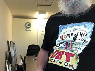 Solo masturbation leads to orgasm for mature horny woman