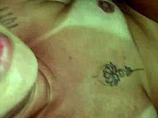 美味群P小穴舔到高潮