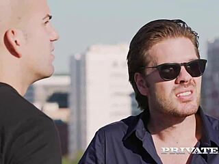 “嘿，看Bambi Bella狠骑男友大屌！”