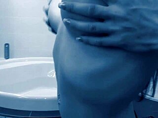 Alisha sweet strippt f�r dich und l��t sich ersatzweise ficken