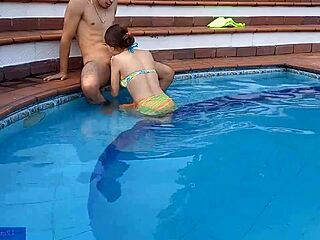 chica inocente disfruta de la piscina con su hermanastro chupandole la verga y fornicando