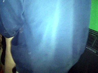 Le corro la tanga de lado y me la coji en el sillon de la cocina