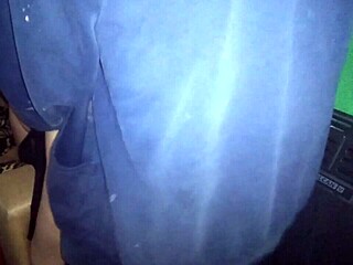 Le corro la tanga de lado y me la coji en el sillon de la cocina