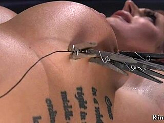 为什么这个巨乳红发奴隶渴望打屁股？