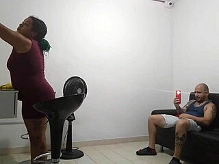 Me excito mientras miro a la sirvienta haciendo aseo le ofrezco un detalle para que me chupe el pene