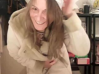 Esclave F S'amuse Avec Du Champagne