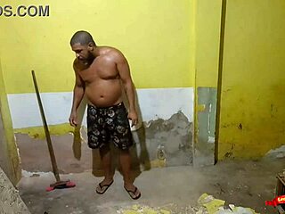 Seduzir O Pedreiro Que Meu Marido Contratou Para Fazer A Obra Aqui De Casa At� Ele Me Comer