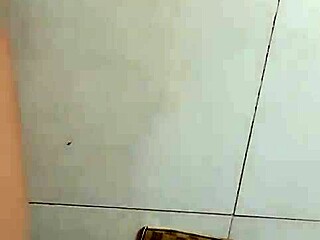 Hey, watch Nguyen Thi Ngoc Duyen masterbate with a plastic bottle in wild action!