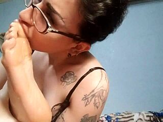 Sensual toesuck session on webcam