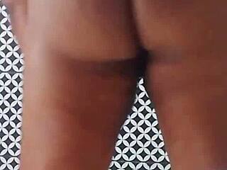 Dona de casa crente da bunda gigante lavando o banheiro pelada