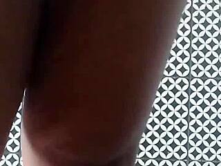 Dona de casa crente da bunda gigante lavando o banheiro pelada